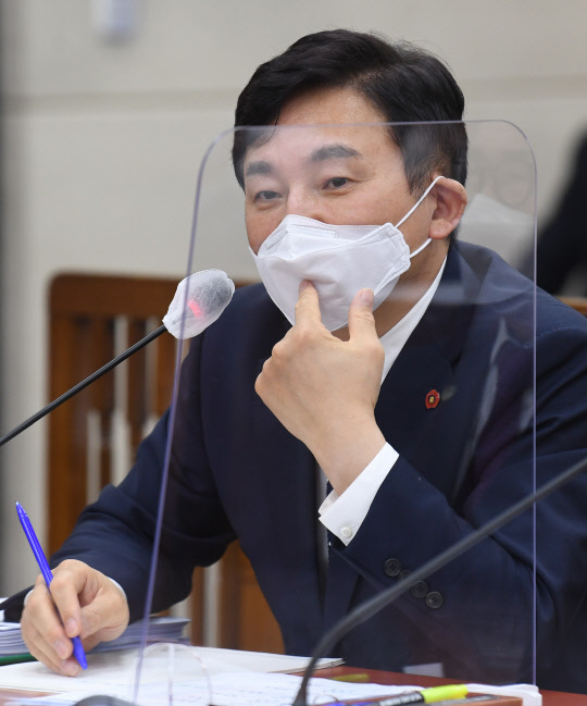 원희룡 제주도지사가 지난달 20일 국회 행정안전위원회에서 열린 국정감사에서 답변하고 있다.  연합뉴스